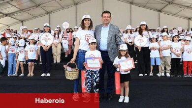 Kreş öğrencileri İmamoğlu'yla birlikte mezuniyet şapkalarını fırlattı