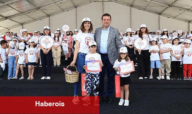 Kreş öğrencileri İmamoğlu'yla birlikte mezuniyet şapkalarını fırlattı - Haberois Kreş öğrencileri İmamoğlu'yla birlikte mezuniyet şapkalarını fırlattı