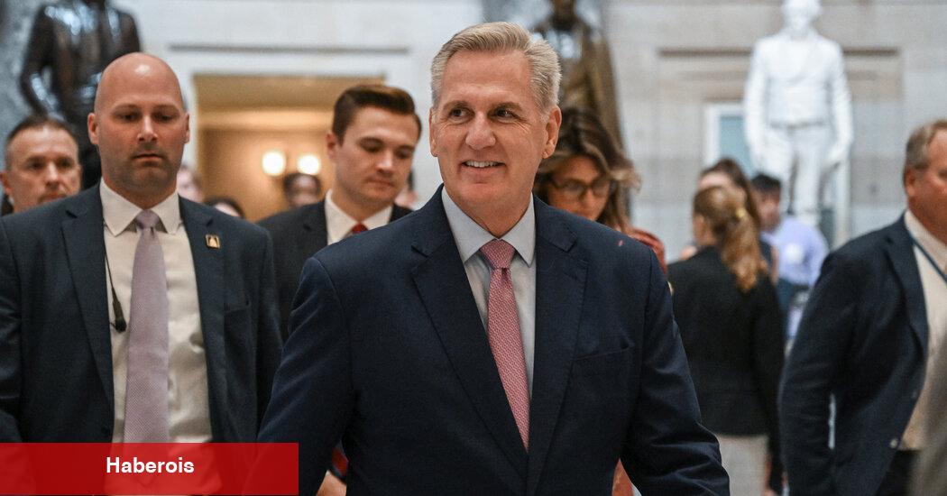 McCarthy, Trump'ın Adaylığının Gücünü Sorguluyor, Sonra Hemen Geri Dönüyor