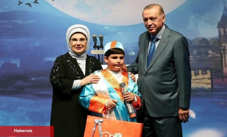 Recep Tayyip Erdoğan ve eşi Emine Erdoğan torununun mezuniyet merasimine katıldı! - Haberois Recep Tayyip Erdoğan ve eşi Emine Erdoğan torununun mezuniyet merasimine katıldı!