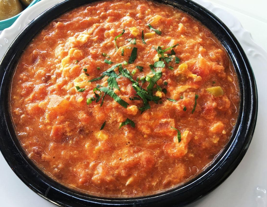 Tavaya 2 kaşık konulduğunda lezzeti 10 kat artıyor! Kremalı menemen nasıl yapılır?