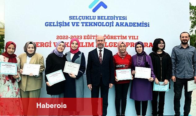 Törende kursiyerler sertifikalarını Selçuklu Belediye Başkanı Ahmet Pekyatırmacı ve Selçuklu İlçe Milli Eğitim Müdürü Turan Kayacılar'ın elinden aldı - Haberois Törende kursiyerler sertifikalarını Selçuklu Belediye Başkanı Ahmet Pekyatırmacı ve Selçuklu İlçe Milli Eğitim Müdürü Turan Kayacılar'ın elinden aldı