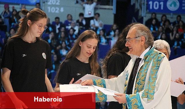 Üsküdar Üniversitesi 10. Mezunlarını uğurladı - Haberois Üsküdar Üniversitesi 10. Mezunlarını uğurladı