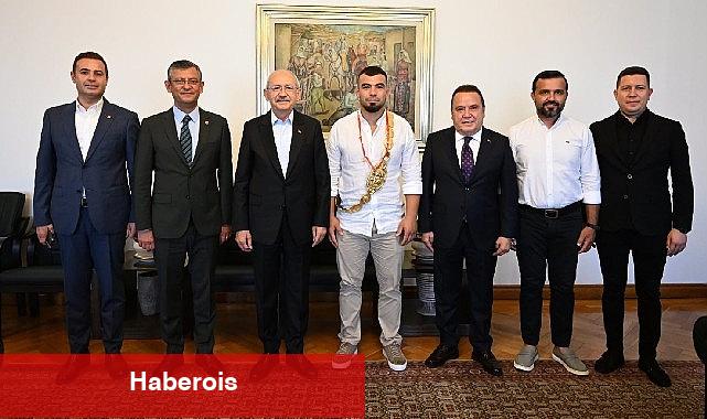 Başkan Böcek ve Başpehlivan Zeybek'ten CHP Genel Başkanı Kılıçdaroğlu'na ziyaret - Haberois Başkan Böcek ve Başpehlivan Zeybek'ten CHP Genel Başkanı Kılıçdaroğlu'na ziyaret