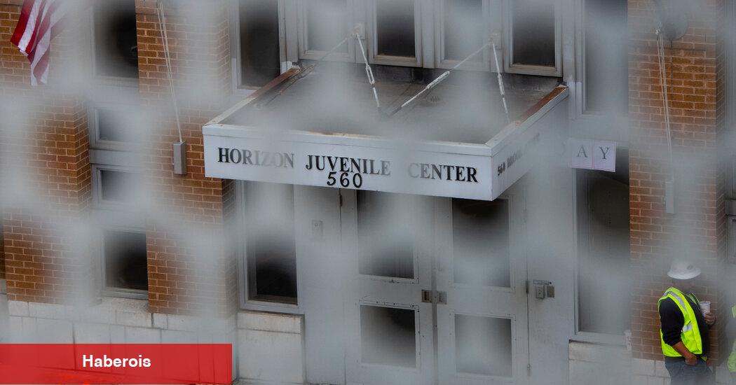 Bronx'taki Çocuk Hapishanesindeki 2 Denetçi, Bir Genci Dövmekten Suçlanıyor