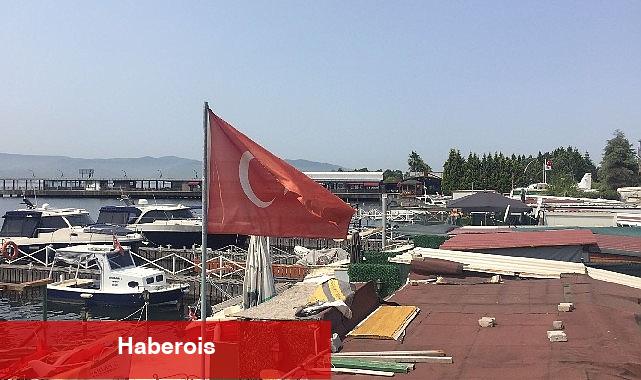 Büyükşehir Zabıtası rengi solan Türk Bayrağını yenisiyle değiştirdi - Haberois Büyükşehir Zabıtası rengi solan Türk Bayrağını yenisiyle değiştirdi