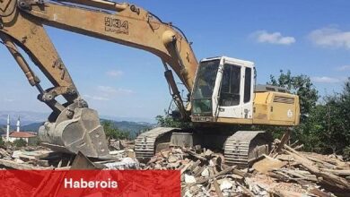 Gölcük'te metruk ve orta hasarlı bina yıkımları sürüyor