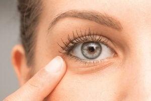 Göz altı için yanlışsız krem nasıl seçilir?