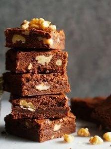 Hem tatlı hem sağlıklı bir atıştırmalık isteyenlere Cevizli Glutensiz Brownie!