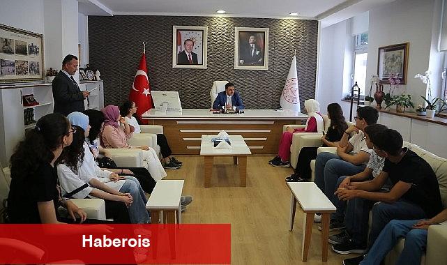 İzmir İl Milli Eğitim Müdürü Doç. Dr. Murat Mücahit Yentür LGS 2023'te Başarı Gösteren İmam Hatip Öğrencileriyle Bir Araya Geldi - Haberois İzmir İl Milli Eğitim Müdürü Doç. Dr. Murat Mücahit Yentür LGS 2023'te Başarı Gösteren İmam Hatip Öğrencileriyle Bir Araya Geldi