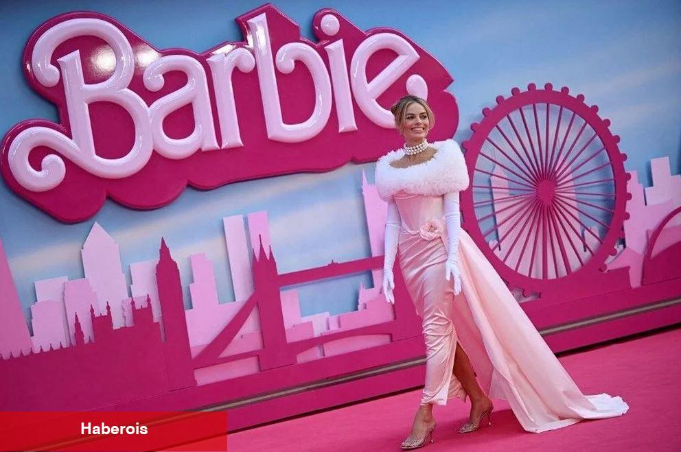Margot Robbie Barbie ile 1960'lara döndü! Zarafetiyle kuğu üzere süzüldü