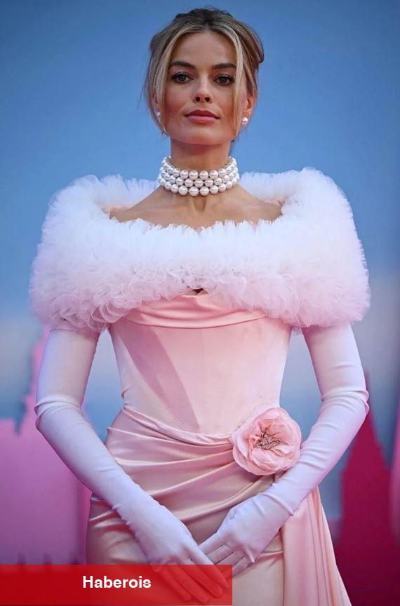 Margot Robbie Barbie ile 1960'lara döndü! Zarafetiyle kuğu üzere süzüldü