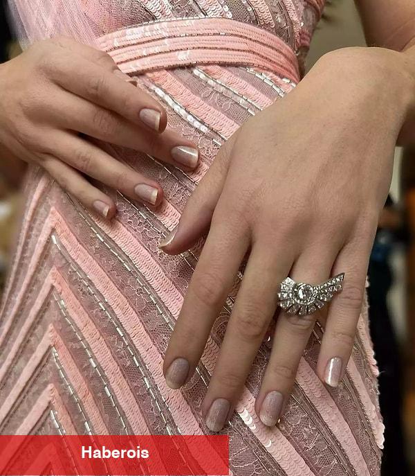 Margot Robbie’nin nail arka tasarımları!