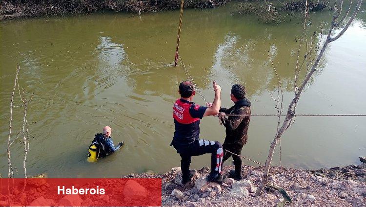 Sakarya Nehri'ne düşen kamyonet uzun çalışmalarla çıkarıldı
