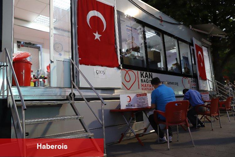 Türk Kızılayı kan bağış ekipleri 15 Temmuz'da meydanlarda