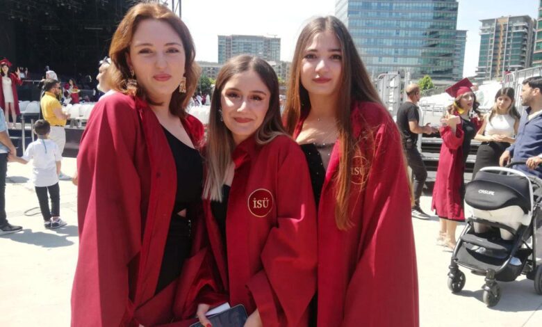 Üniversiteliler kepleri attı - Haberois Üniversiteliler kepleri attı