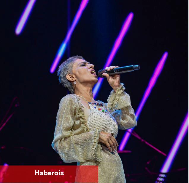 Yıldız Tilbe'den sahneden şaşırtan hareket! Peruğunu çıkarıp...