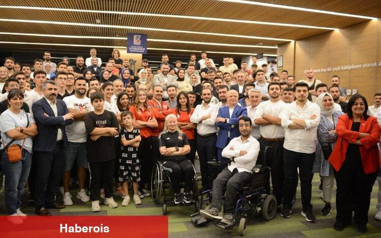 Bakan Kacır Bursa'da uyumayan kütüphanede gençlerle buluştu - Haberois Bakan Kacır Bursa'da uyumayan kütüphanede gençlerle buluştu