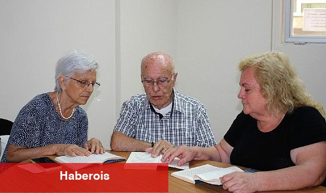 Bilge Çınarlar, görme engelliler için okuyor - Haberois Bilge Çınarlar, görme engelliler için okuyor