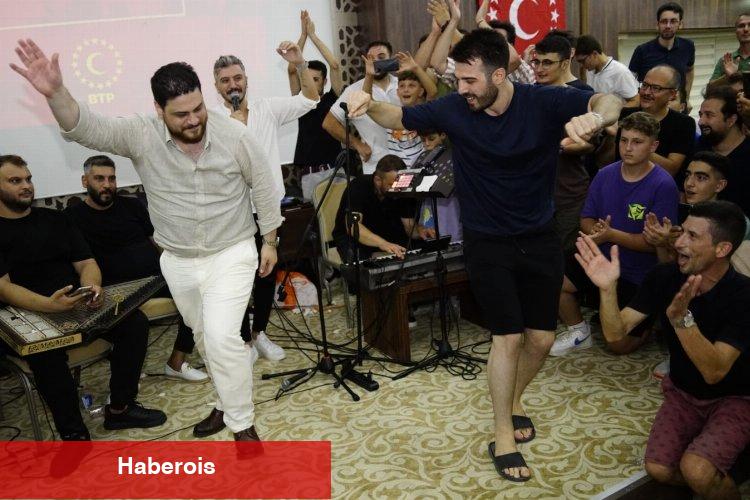 BTP lideri Hüseyin Baş gençlerle şarkı söyledi