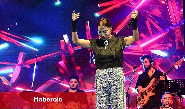 Ebru Yaşar'dan Büyüleyici Sahne Performansı: Hastalığa İnat! - Haberois Ebru Yaşar'dan Büyüleyici Sahne Performansı: Hastalığa İnat!