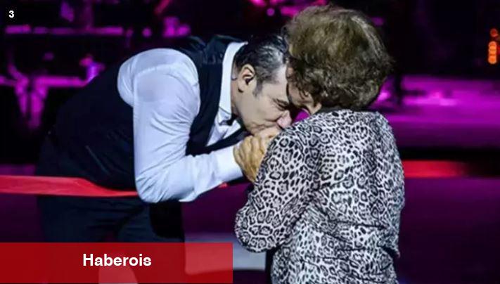Ferhat Göçer yaptığı hareketle takdir topladı! Sahneye çıkan annesinin elini öptü