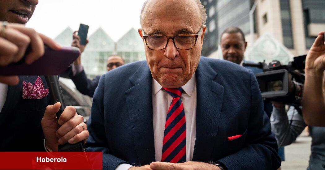 Giuliani defalarca Trump'tan mali can simidi istedi