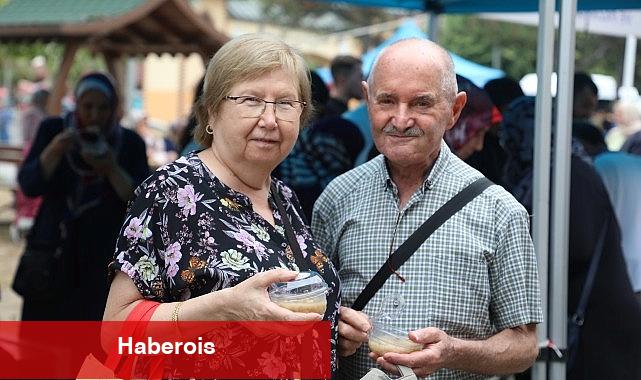 Kocaeli Büyükşehir'den esnaf ve vatandaşa aşure ikramı - Haberois Kocaeli Büyükşehir'den esnaf ve vatandaşa aşure ikramı