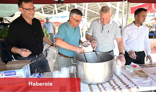 Kuzdere pazar yerinde vatandaşlara aşure ikramı - Haberois Kuzdere pazar yerinde vatandaşlara aşure ikramı