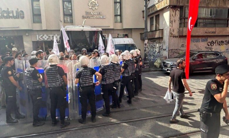 Maaş Hakkı İçin Eylem Yapan Öğretmenler Gözaltına Alındı ! - Haberois Maaş Hakkı İçin Eylem Yapan Öğretmenler Gözaltına Alındı !