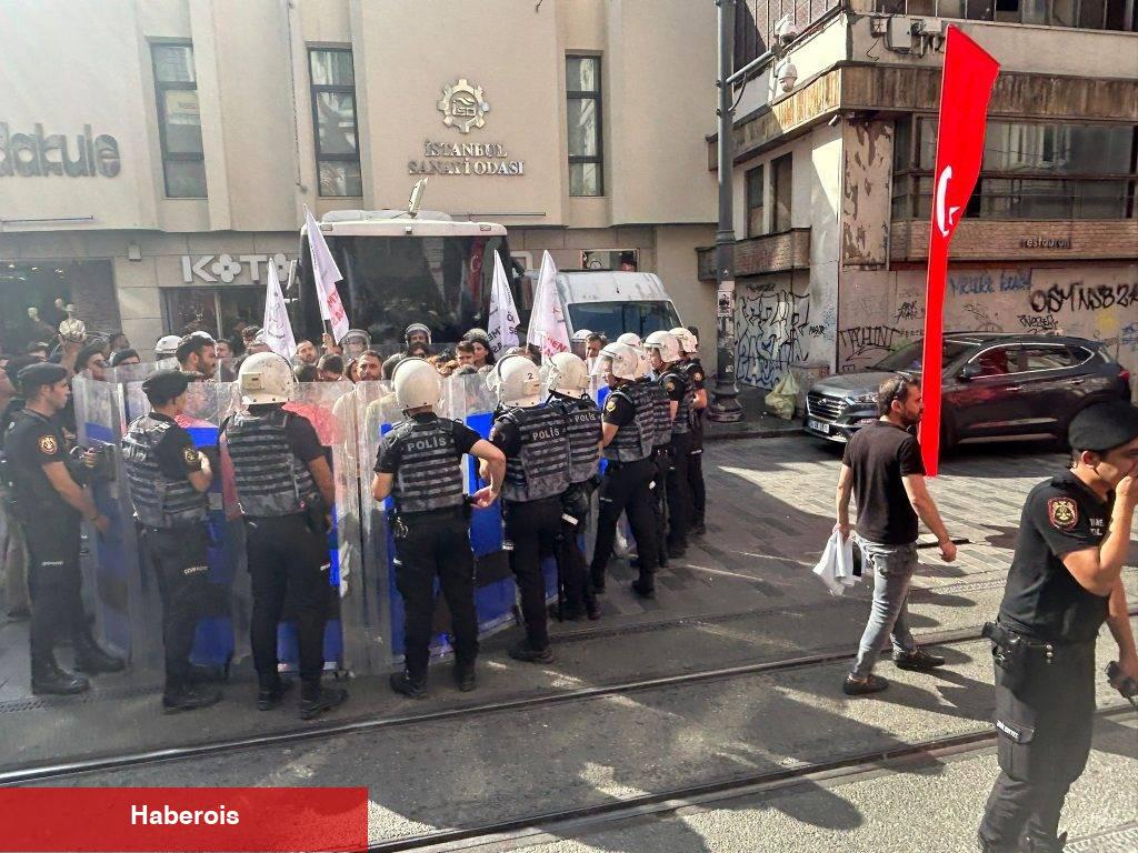 Maaş Hakkı İçin Eylem Yapan Öğretmenler Gözaltına Alındı ! 