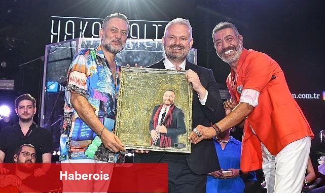 Menemen'de Hakan Altun ve Hüsnü Şenlendirici'den Zafer Konseri