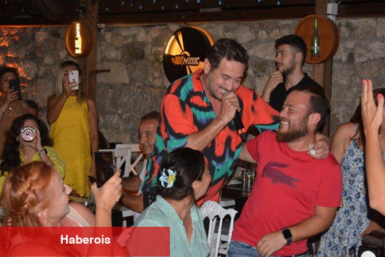 Metin Arolat’tan seyircilerin arasında konser