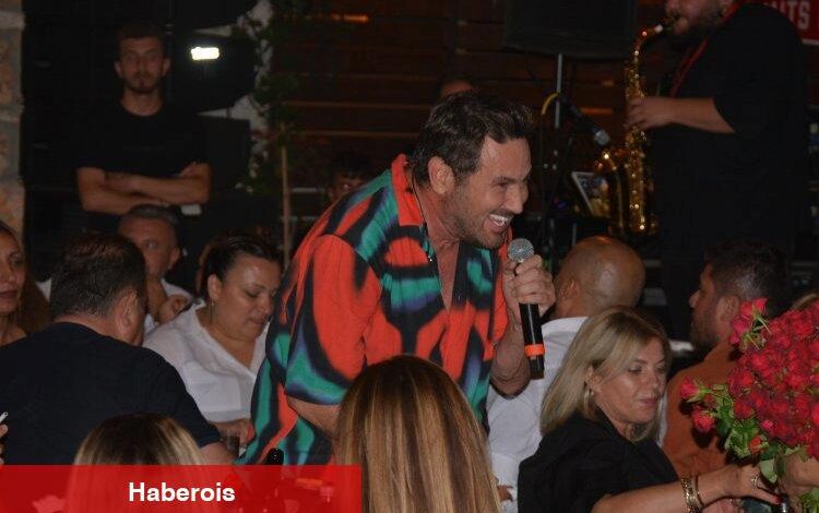Metin Arolat’tan seyircilerin arasında konser - Haberois Metin Arolat’tan seyircilerin arasında konser