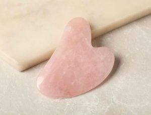 Pembe kuvars taşı yüze güzel gelir mi?