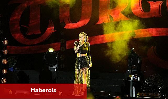 Rock müziğin sevilen isimlerinden Fatma Turgut, önceki akşam Turkcell Vadi'de konser verdi. - Haberois Rock müziğin sevilen isimlerinden Fatma Turgut, önceki akşam Turkcell Vadi'de konser verdi.