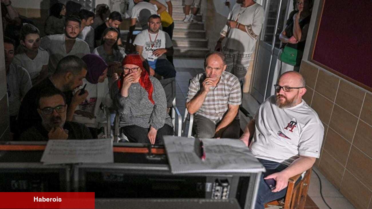 TRT ortak üretimi 'Aybüke; Öğretmen Oldum Ben!'in setine şehidin ailesinden ziyaret