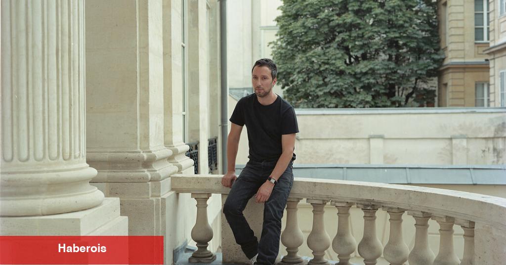 Anthony Vaccarello, Saint Laurent'i Nasıl Kendine Ait Hale Getirdi?