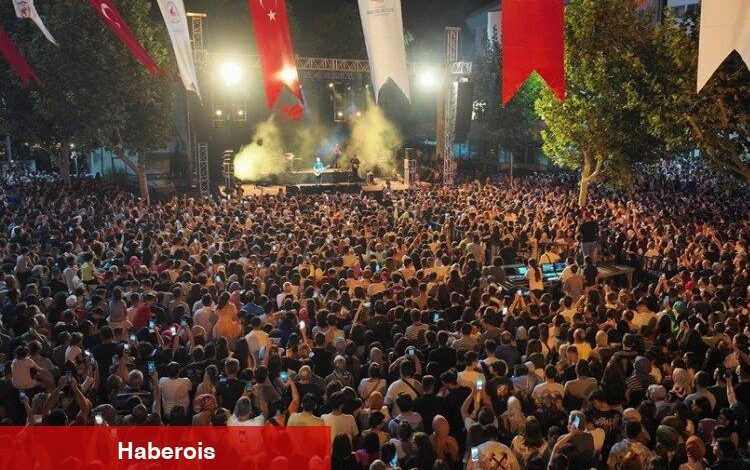 Emre Aydın'dan Zafer şarkıları - Haberois Emre Aydın'dan Zafer şarkıları