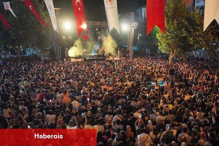 Emre Aydın'dan Zafer şarkıları