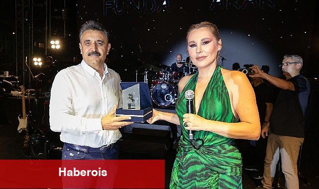 İlber Ortaylı ve Funda Arar Dikili'yi Salladı - Haberois İlber Ortaylı ve Funda Arar Dikili'yi Salladı