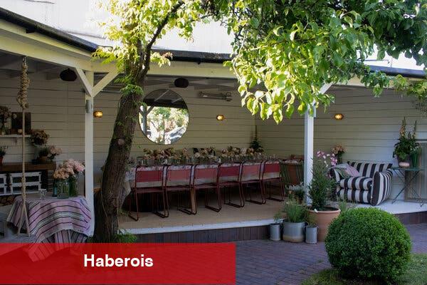 Londra'da Her Yüzeyde Güllerle Dolu Bir Yaz Yemeği - Haberois Londra'da Her Yüzeyde Güllerle Dolu Bir Yaz Yemeği