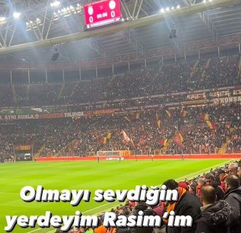 Babasının anma merasimine değil maça gitti! ”Olmayı sevdiğin yerdeyim Rasim’im” - Haberois Babasının anma merasimine değil maça gitti! ”Olmayı sevdiğin yerdeyim Rasim’im”