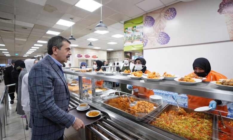 Bakan Yusuf Tekin, Öğrencilerle Yemek Sırasına Girdi ! - Haberois Bakan Yusuf Tekin, Öğrencilerle Yemek Sırasına Girdi !