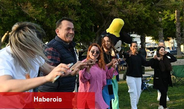 Başkan Abdullah Özyiğit gençlerle şarkı söyledi, horon oynadı - Haberois Başkan Abdullah Özyiğit gençlerle şarkı söyledi, horon oynadı