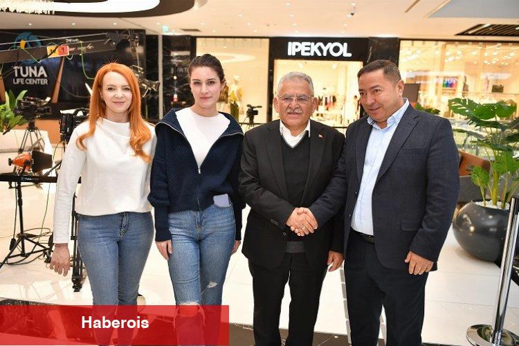 Başkan Büyükkılıç’a “AVM” ziyaretinde gençlerden yoğun ilgi