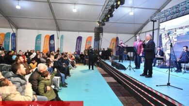 Başkan Büyükkılıç’tan “uzun İnce Bir Yoldayım” performansı