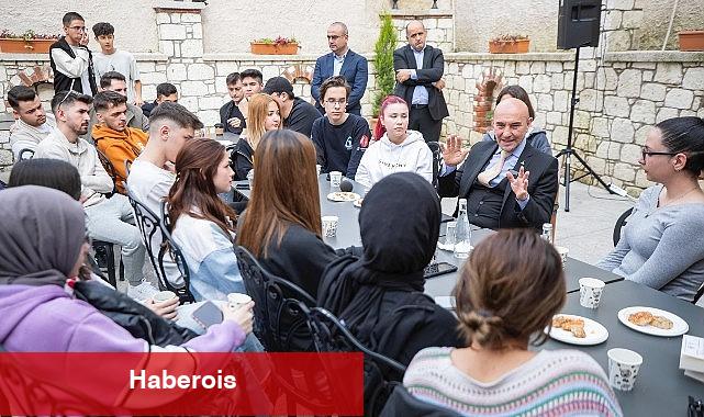Başkan Soyer, Buca'da 24 saat yaşayan kütüphanede gençlerle buluştu - Haberois Başkan Soyer, Buca'da 24 saat yaşayan kütüphanede gençlerle buluştu