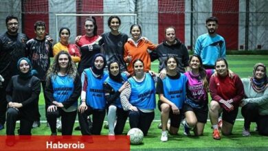 Bayanlar halı alanda buluşup toplumsallaşmak için top koşturuyorlar