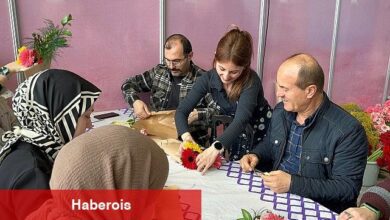 Beyler Kadın Festivali'nde eşlerine çiçek yaptı